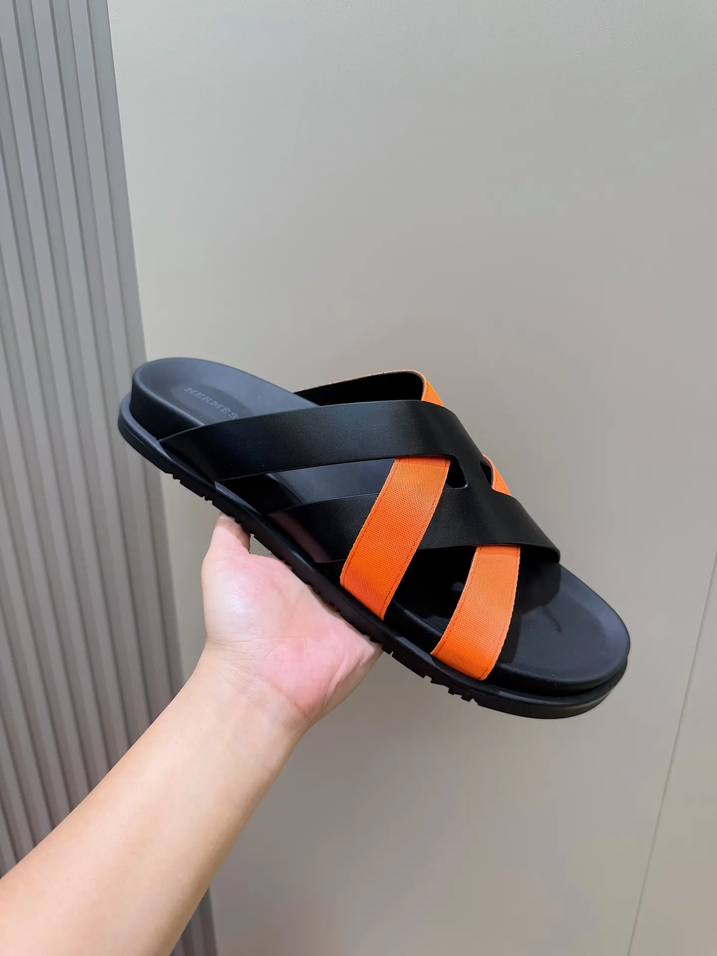 Batch 280 Hermes men's Kazimir slippers - top quality woven calfskin functional sandals, with interwoven uppers inspired by the "H" iconic pattern to create a casual look, perfect for summer. Imported cowhide + cowhide lining + rubber outsole Size: 38-44 (.45.46 customized)